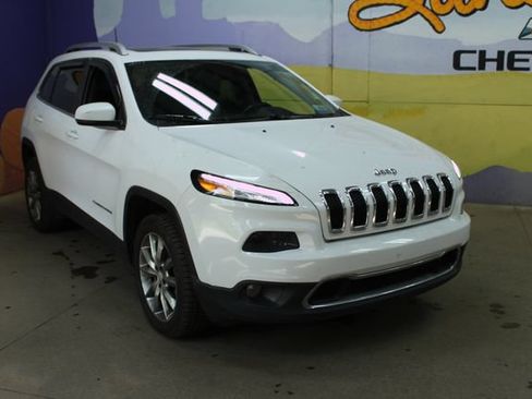 Used 2017 Jeep Cherokee Limited w/ Luxury Group AWD/4WD image 3