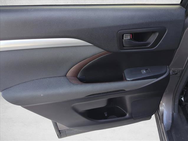Used 2017 Toyota Highlander LE AWD/4WD image 8