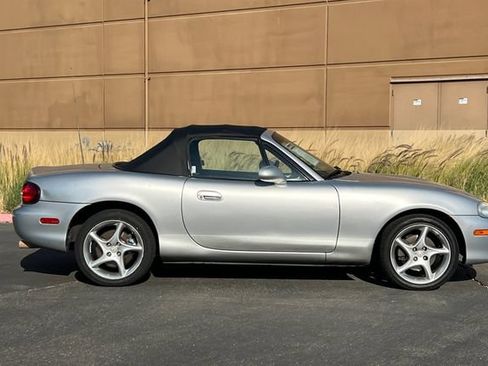 Used 2003 MAZDA MX-5 Miata RWD image 3