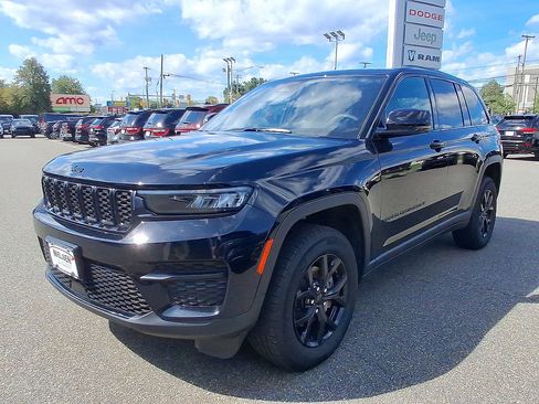 Used 2024 Jeep Grand Cherokee Altitude AWD/4WD image 4
