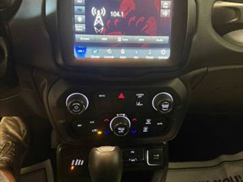Certified 2022 Jeep Renegade Latitude w/ Convenience Group AWD/4WD image 36