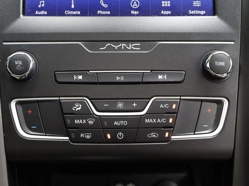 Used 2020 Ford Fusion SE w/ Equipment Group 151A FWD image 19