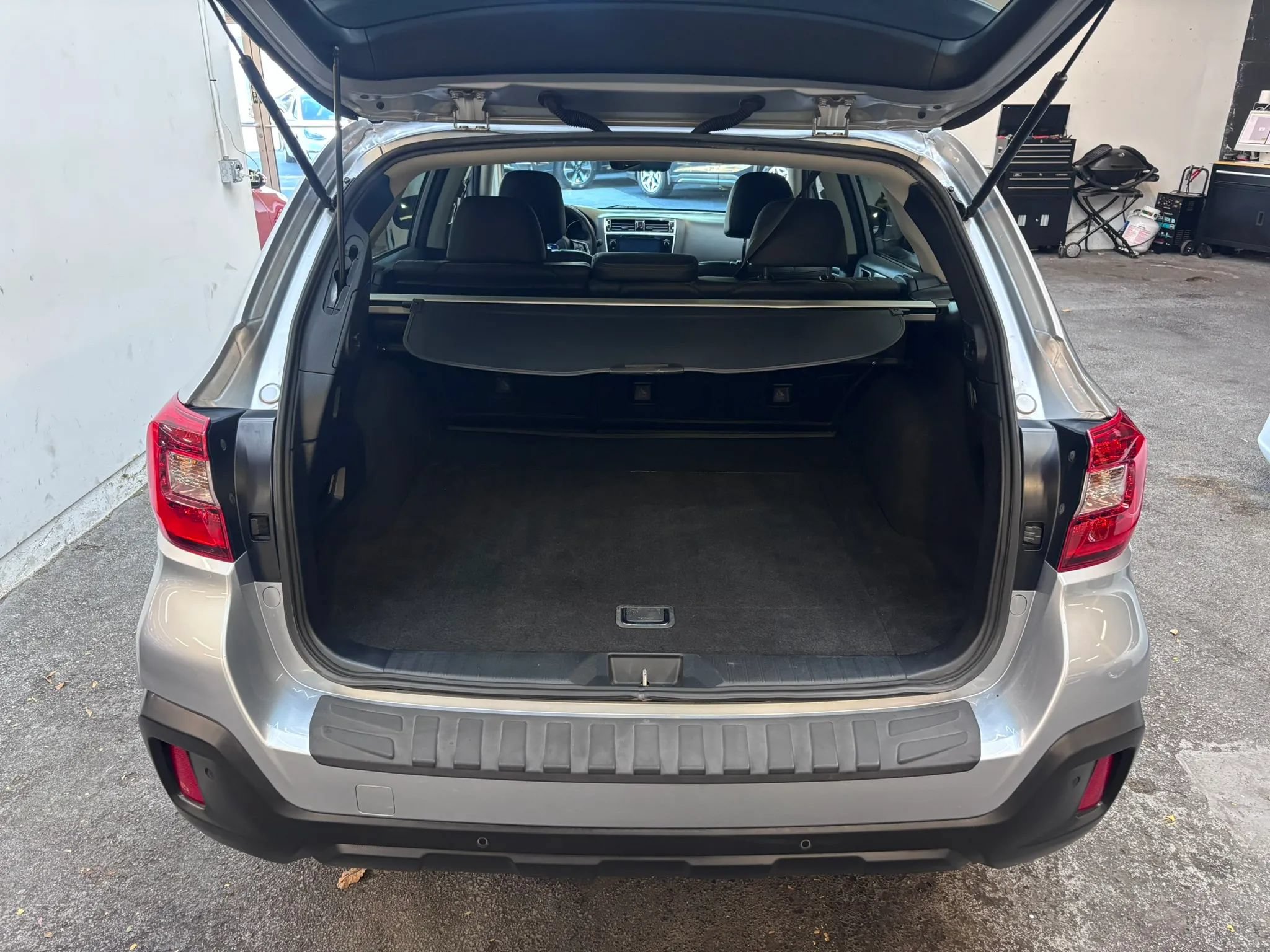 Used 2018 Subaru Outback 2.5i Limited AWD/4WD image 23