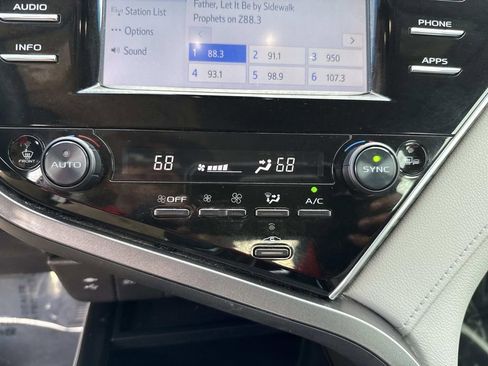 Used 2018 Toyota Camry image 32