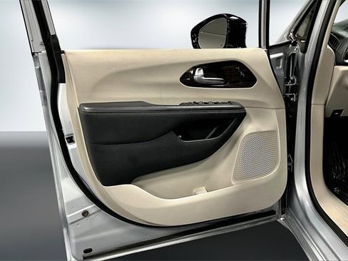 Used 2023 Chrysler Pacifica Limited image 20