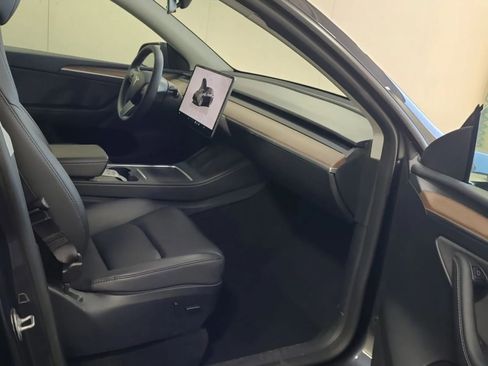 Used 2024 Tesla Model Y Long Range AWD/4WD image 5