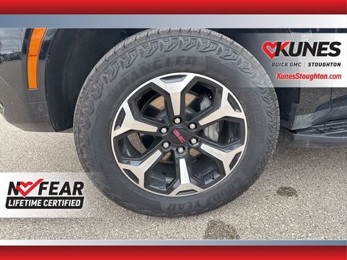 Used 2025 GMC Yukon XL AT4 image 14