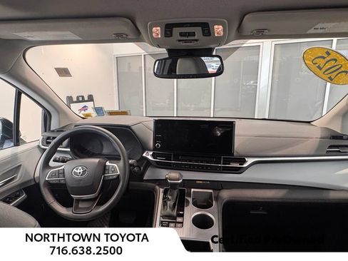 Used 2025 Toyota Sienna XLE AWD/4WD image 8