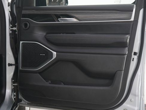 Used 2023 Jeep Wagoneer L Series II w/ Premium Group I image 12