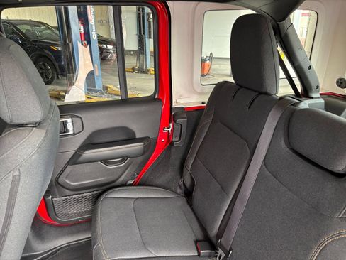 Used 2025 Jeep Wrangler Unlimited Sahara AWD/4WD image 39