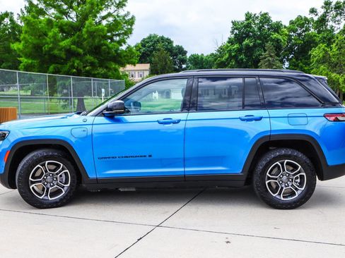 Used 2022 Jeep Grand Cherokee Trailhawk w/ Advanced Protech Group II AWD/4WD image 4