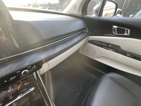 Used 2024 Kia Carnival EX image 20