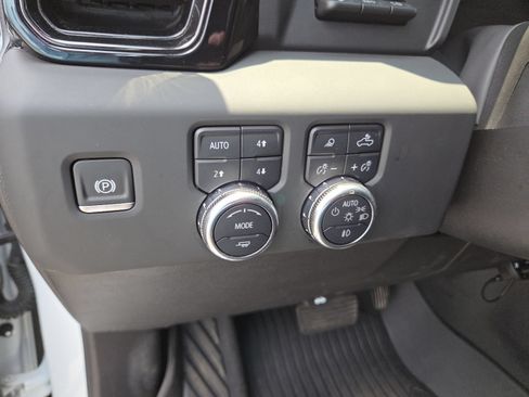 Used 2024 GMC Sierra 1500 AT4 w/ Technology Package AWD/4WD image 5