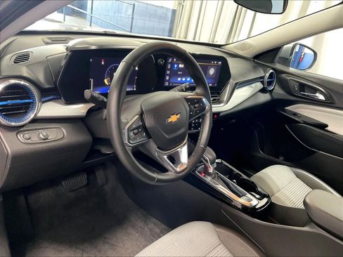 Used 2025 Chevrolet Trax LT w/ LT Convenience Package FWD image 8