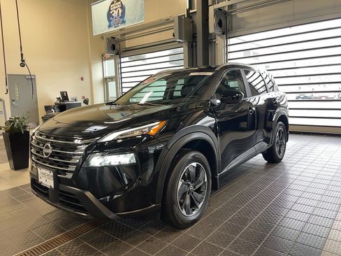 Used 2024 Nissan Rogue SV w/ SV Premium Package image 3