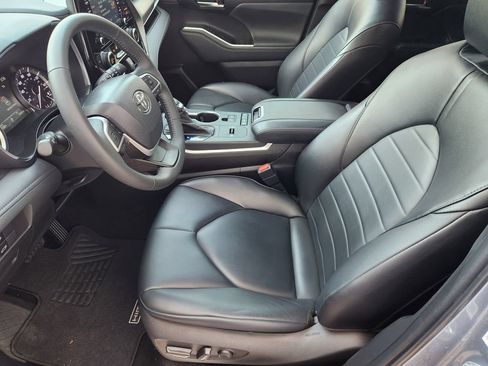 Used 2022 Toyota Highlander XLE FWD image 13