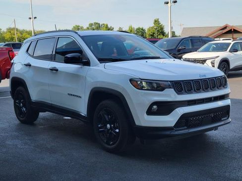 Used 2023 Jeep Compass Latitude w/ Convenience Group AWD/4WD image 2