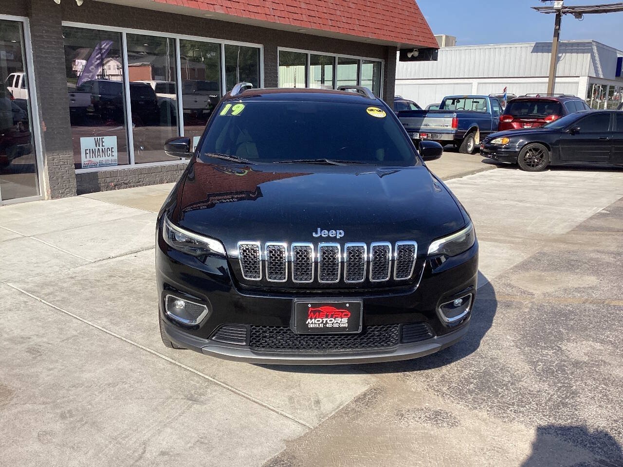 Used 2019 Jeep Cherokee Limited AWD/4WD image 3
