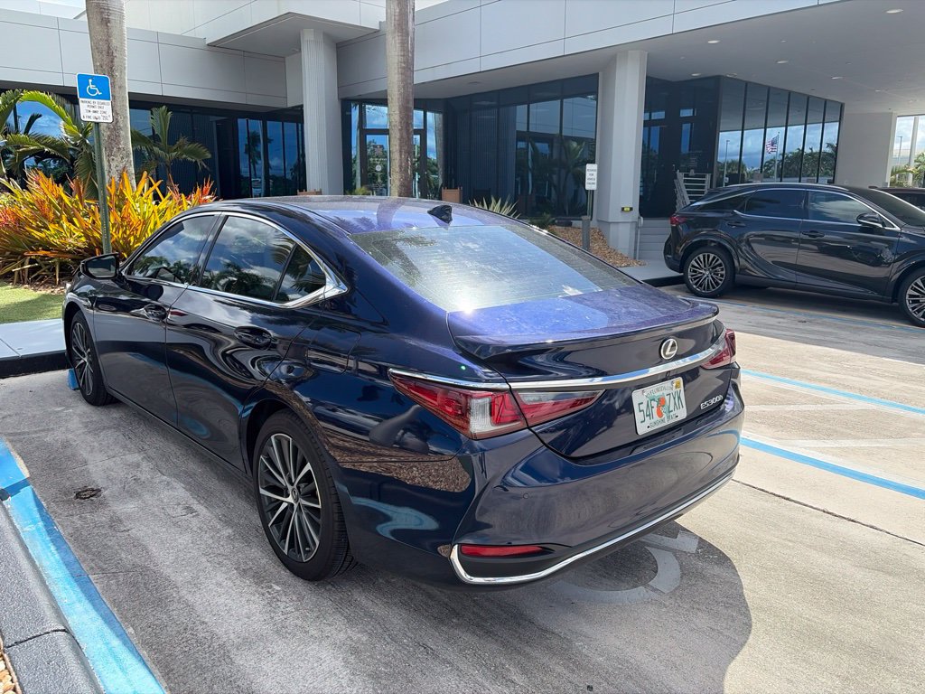Used 2025 Lexus ES 300h w/ Premium Package FWD image 6