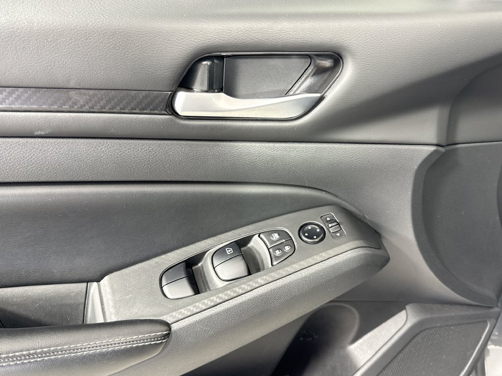 Used 2024 Nissan Altima 2.5 SV FWD image 14