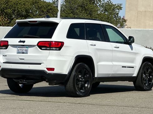 Used 2019 Jeep Grand Cherokee Laredo image 2