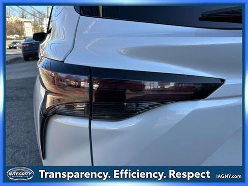 Used 2024 Toyota Sienna XLE image 12