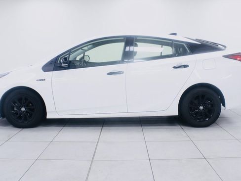 Used 2022 Toyota Prius XLE image 2