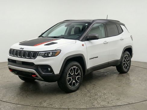 Used 2025 Jeep Compass Trailhawk AWD/4WD image 3