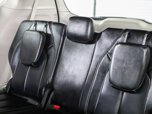 Used 2023 Chrysler Pacifica Touring-L FWD image 25