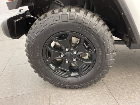 Used 2021 Jeep Gladiator Overland AWD/4WD image 11