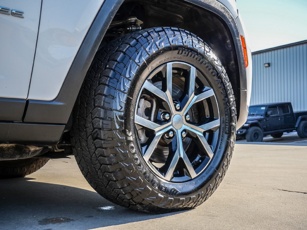 Used 2023 Jeep Grand Cherokee L Limited AWD/4WD image 9