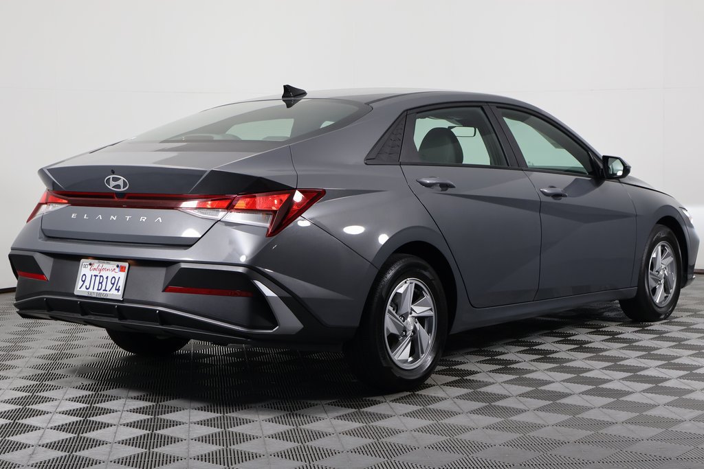 Used 2024 Hyundai Elantra SE FWD image 4