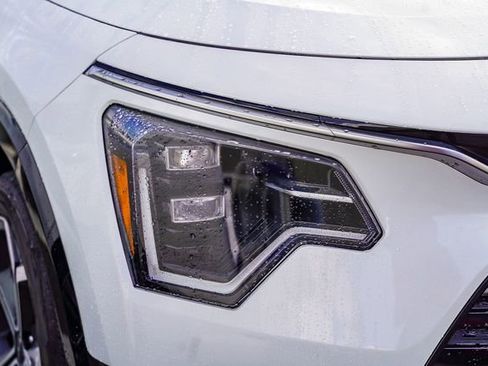 Certified 2025 Kia Niro SX Touring image 3