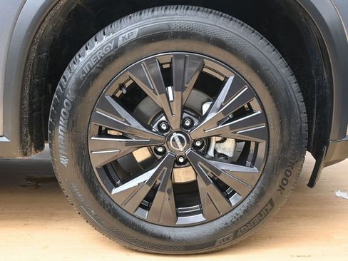 Used 2022 Nissan Rogue SV image 14