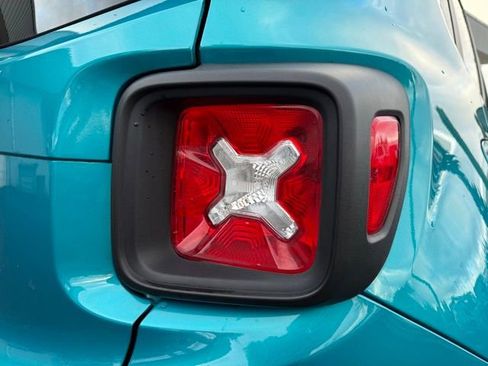 Used 2019 Jeep Renegade Latitude w/ Cold Weather Group image 11