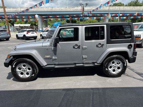 Used 2014 Jeep Wrangler Unlimited Sahara w/ Dual Top Group AWD/4WD image 7