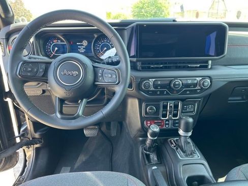 Used 2025 Jeep Wrangler Unlimited Rubicon AWD/4WD image 15