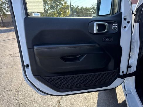 Used 2024 Jeep Wrangler Sahara image 19