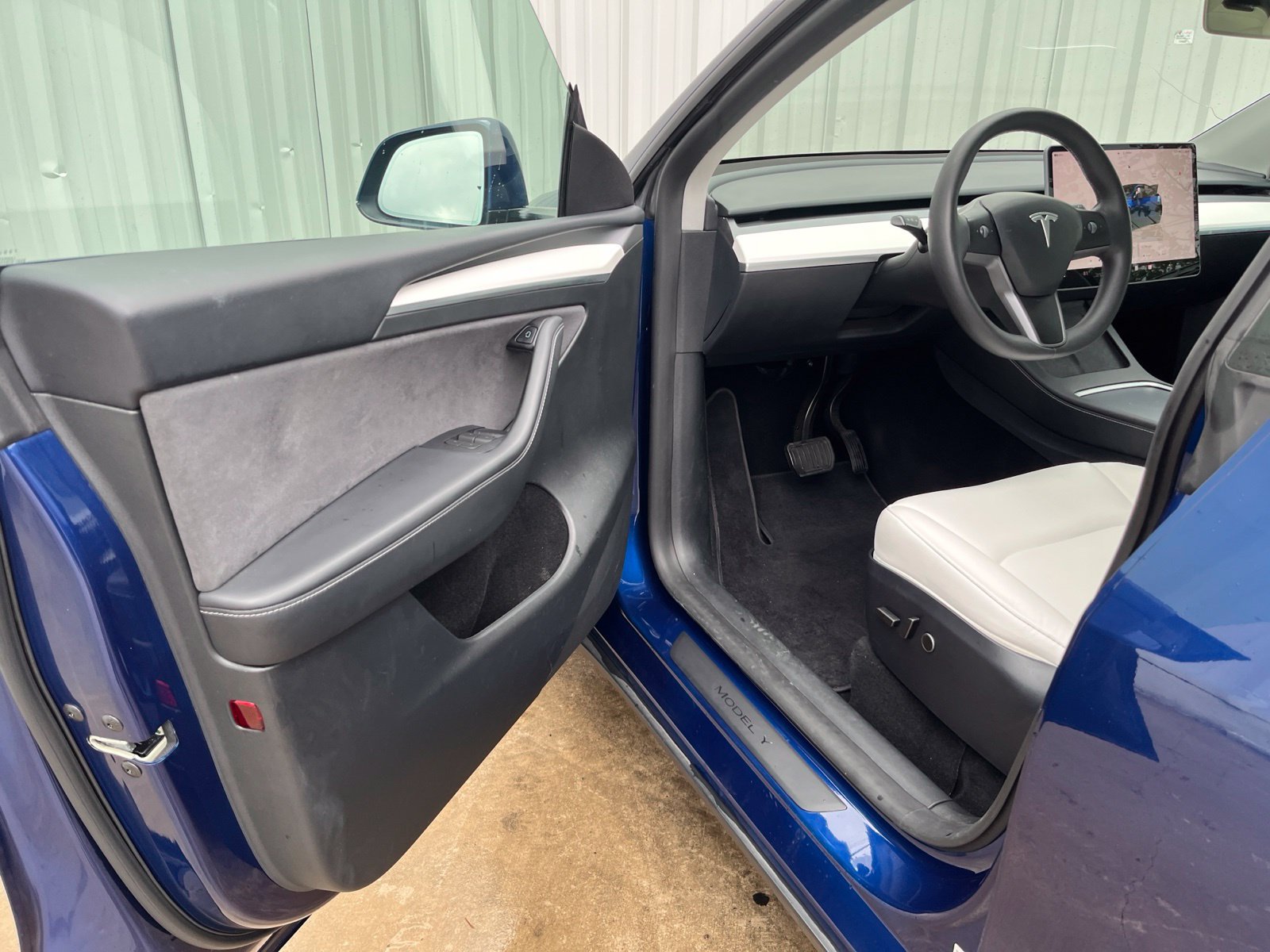 Used 2024 Tesla Model Y 2WD image 12