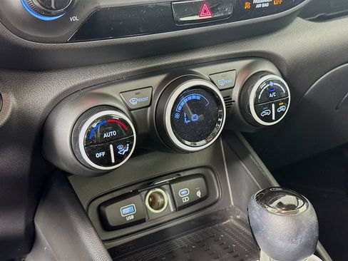 Used 2025 Hyundai Venue Limited FWD image 16