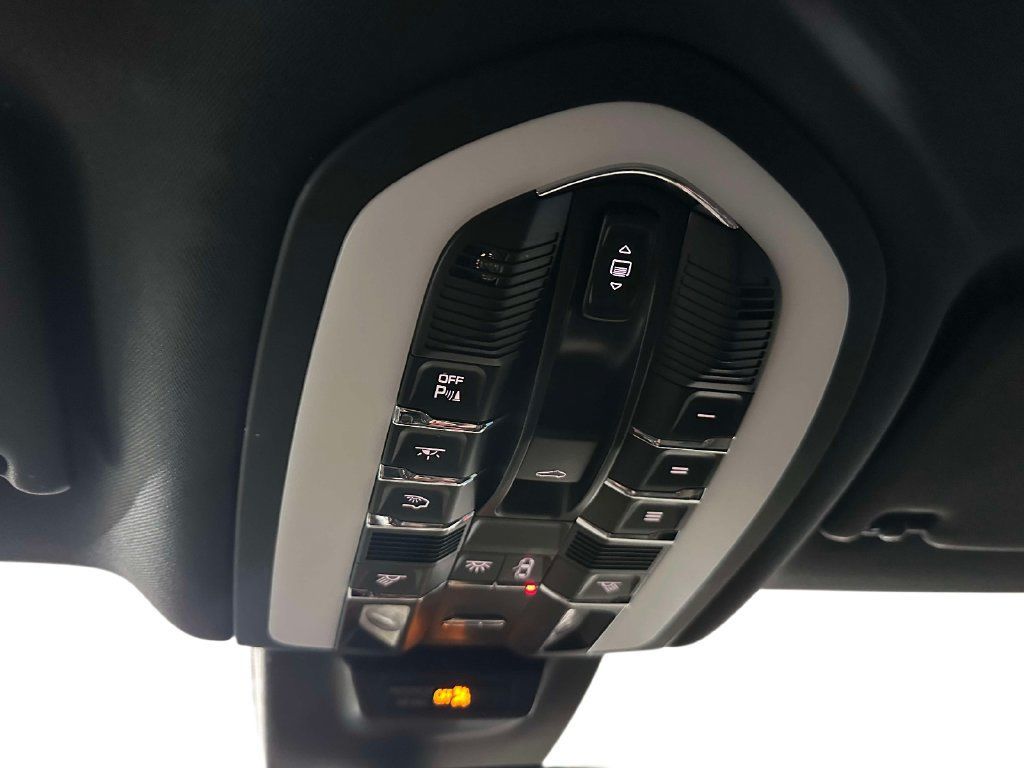 Used 2024 Porsche Macan AWD/4WD image 23