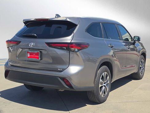Certified 2025 Toyota Highlander XLE FWD image 3