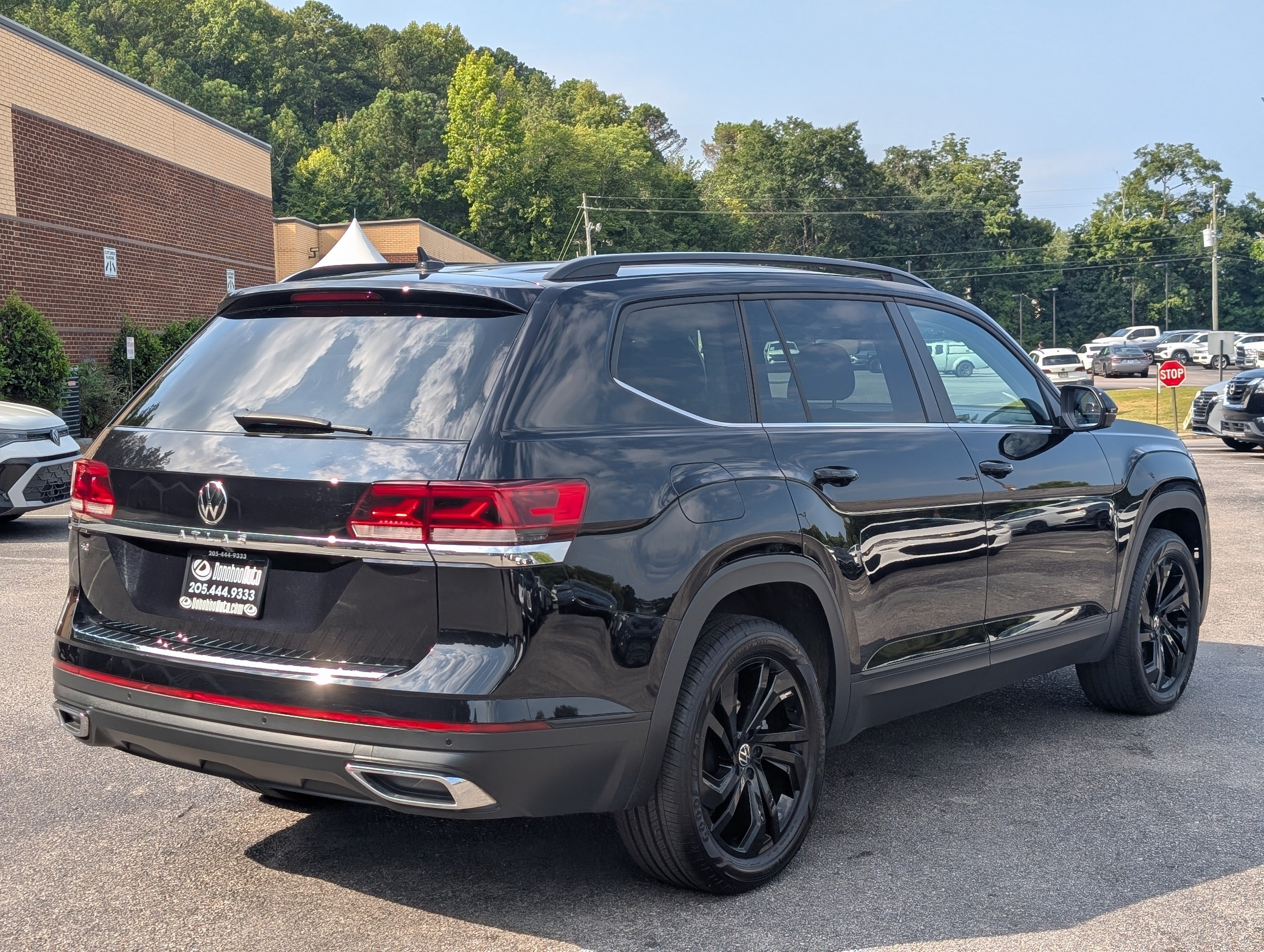 Used 2023 Volkswagen Atlas SE w/ Black Wheel Package FWD image 9