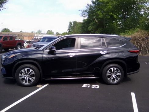 Used 2023 Toyota Highlander XLE FWD image 11