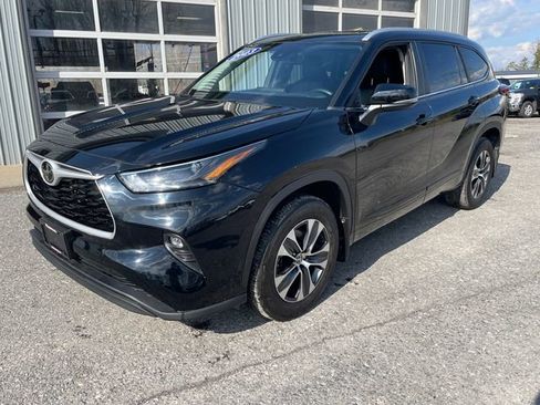 Used 2023 Toyota Highlander XLE AWD/4WD image 3