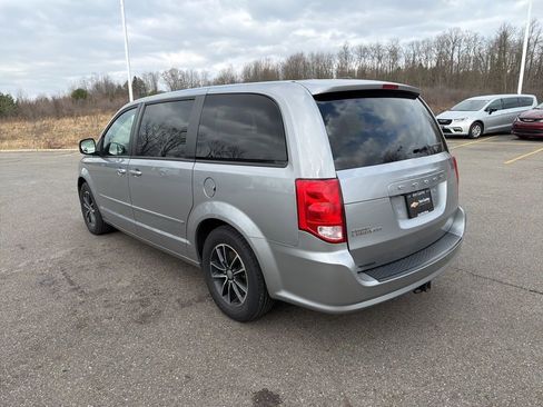 Used 2017 Dodge Grand Caravan SE image 6