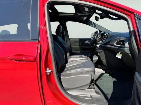 New 2026 Chrysler Pacifica Select image 34