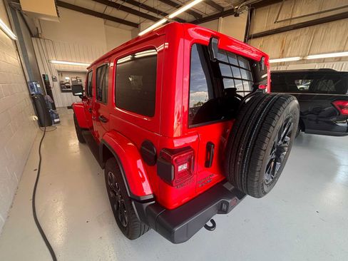 Certified 2025 Jeep Wrangler Unlimited Sahara AWD/4WD image 6