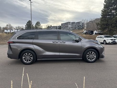 Used 2021 Toyota Sienna XLE image 8