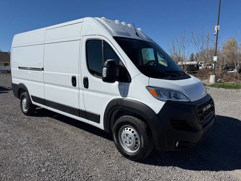 Used 2024 RAM ProMaster 2500 w/ Convenience Group FWD image 9